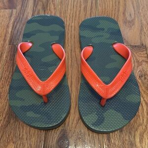 GAP camo flip flops